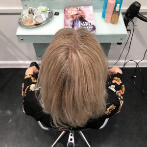 efterbillede-graat-haar-blondt-haar-udgroning-frisoer-saco-1